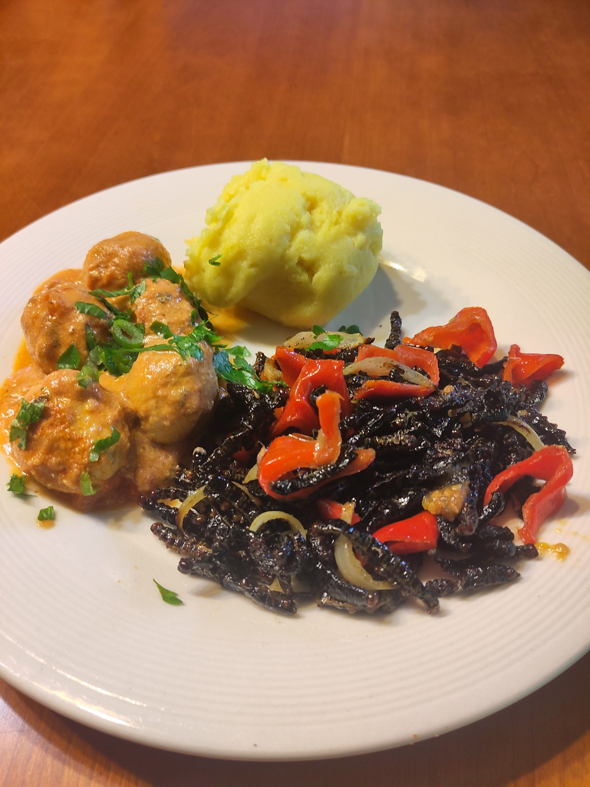 Chenilles au poivron, boulettes de mbika